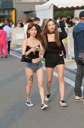 清凉的热裤美眉，春光乍…….