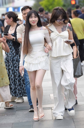 25522-21=61√白皙美腿轻熟女