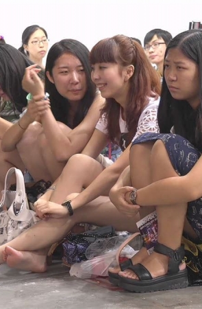 坐在台阶上的美女