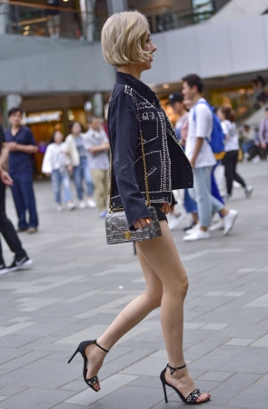 短发妹子