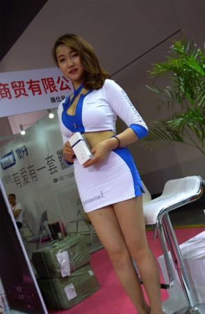 白短紧身裙模特