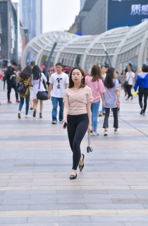 黑色紧身裤，润臀小妹