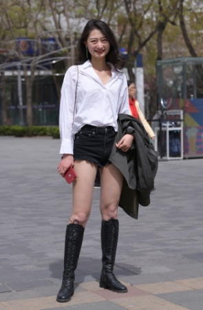 笑起来很甜的热裤女友