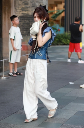 蓝色碎花斜肩T恤85P