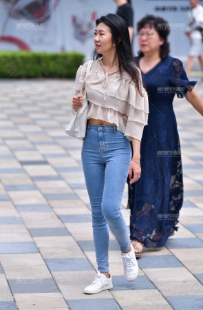 纱衫牛仔裤美女