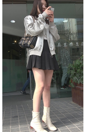 漂亮的黑色百褶裙美腿小姐姐