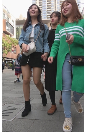 和闺蜜一起逛街的单眼皮小姐姐[1.54G/MP4]