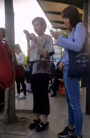 黑色紧身裤短发美女