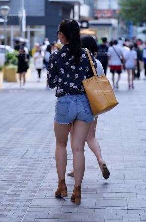 1650高挑热裤美女