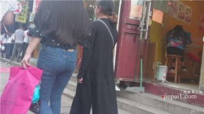 4K – 逛街偶遇的紧身蓝色牛仔裤美眉 [1.13 GB]