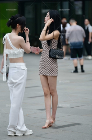 苗条吊带短裙美女
