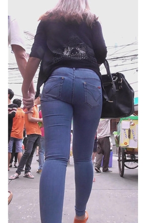 紧身牛仔美妇