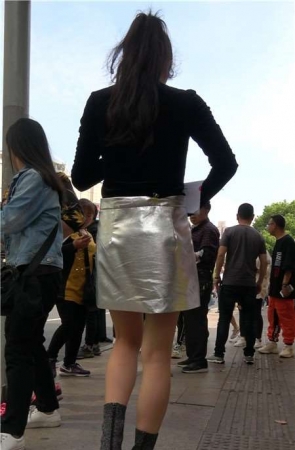 4k-街拍气质满满的银白裙马尾辫小姐姐 [0.99 GB]