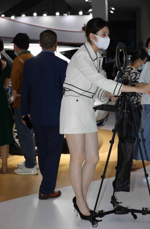 【街拍心灵】雷克萨斯主播肉 丝街拍高跟气质美