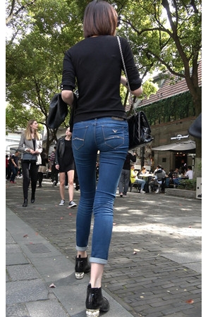 两个牛仔裤小姐姐