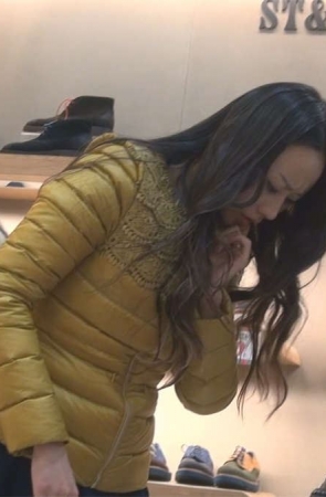 自信的美女生来就是赤脚穿鞋