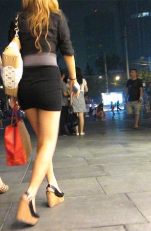 黄色超短裙美女