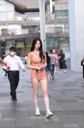 粉色包臀裙，笔直大长腿女生
