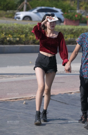 热裤大白腿美女