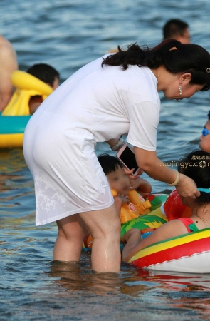 第222篇白裙小开衩 —-13P