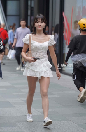 喜欢穿R丝的白裙女孩