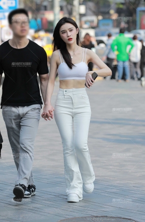 白色牛仔裤女友