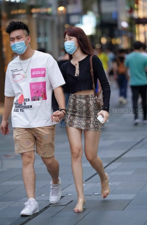 包臀短裙美女笑得眼睛都咪了