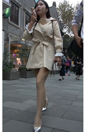 吃冰激凌的肉丝小姐姐[730M/MP4]