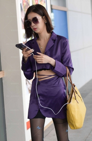 25415-5=45√蝴蝶黑丝小姐姐 9P