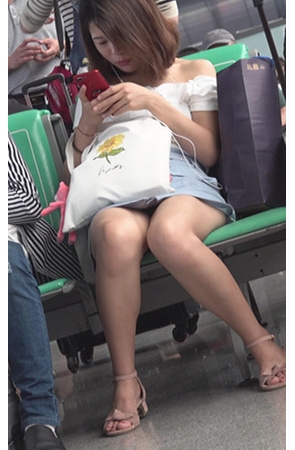 牛仔裙美足小姐姐