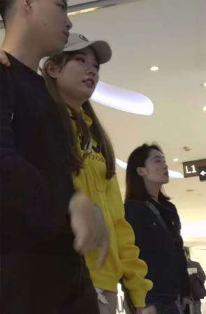 黄衣热裤性感裸腿鸭舌帽美女小姐姐