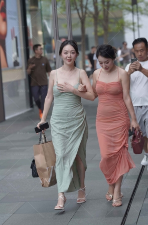长裙美女姐妹出街