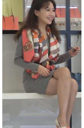 挑选眼镜的小姐姐