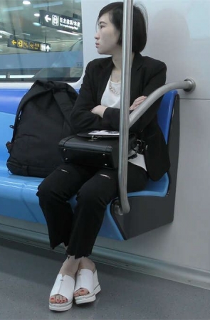 地铁车厢特写白色坡高跟美女