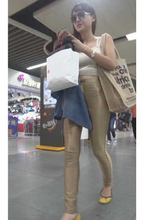 金色皮裤小姐姐