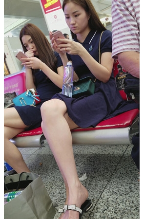 和闺蜜一起玩手机的裸腿美女