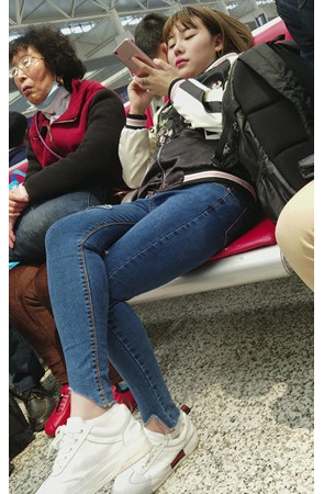 玩手机的牛仔裤小姐姐