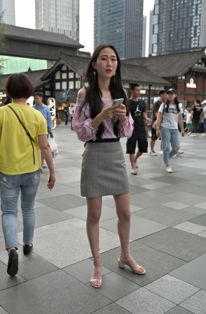 美女的高跟凉鞋好特别