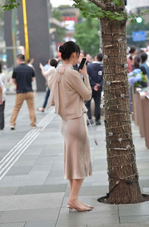 小姐姐是在等人吧？