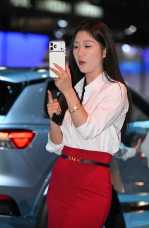 韵味白衬衫红裙黑丝 [96P-2.28GB]