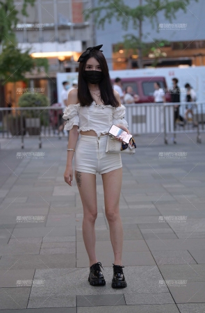 性感白热裤美眉，又万万没想到~