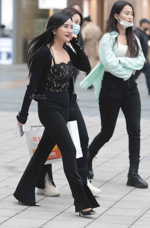 气质街拍高跟少妇