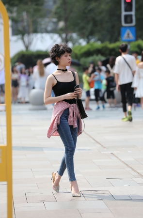 牛仔裤苗条妹妹