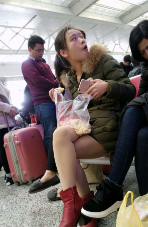 火车站拍摄军绿色羽绒服肉色丝袜清纯小妹