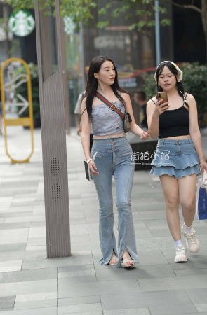 街拍极品大长腿牛仔美女