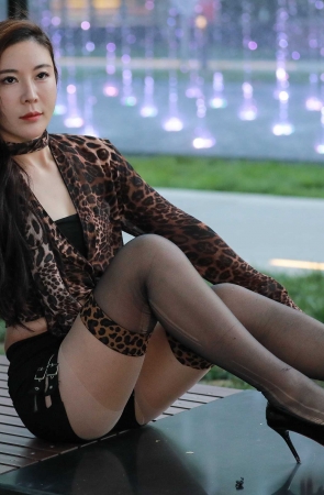 黑丝热裤高跟美女