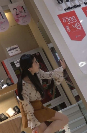 靓女试鞋的美脚