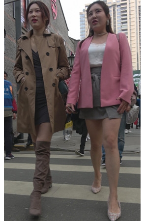 逛街的两个小姐姐