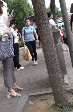 等公交的鲜嫩玉足，凉高跟MM