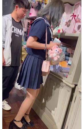 百褶裙小妹